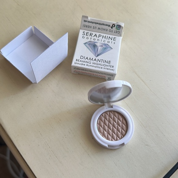 NIB SERAPHINE BOTANICALS
Diamantine Highlighter in Oyster - Picture 10 of 10